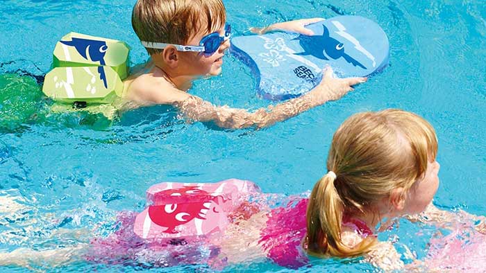 شنا کردن کودکان